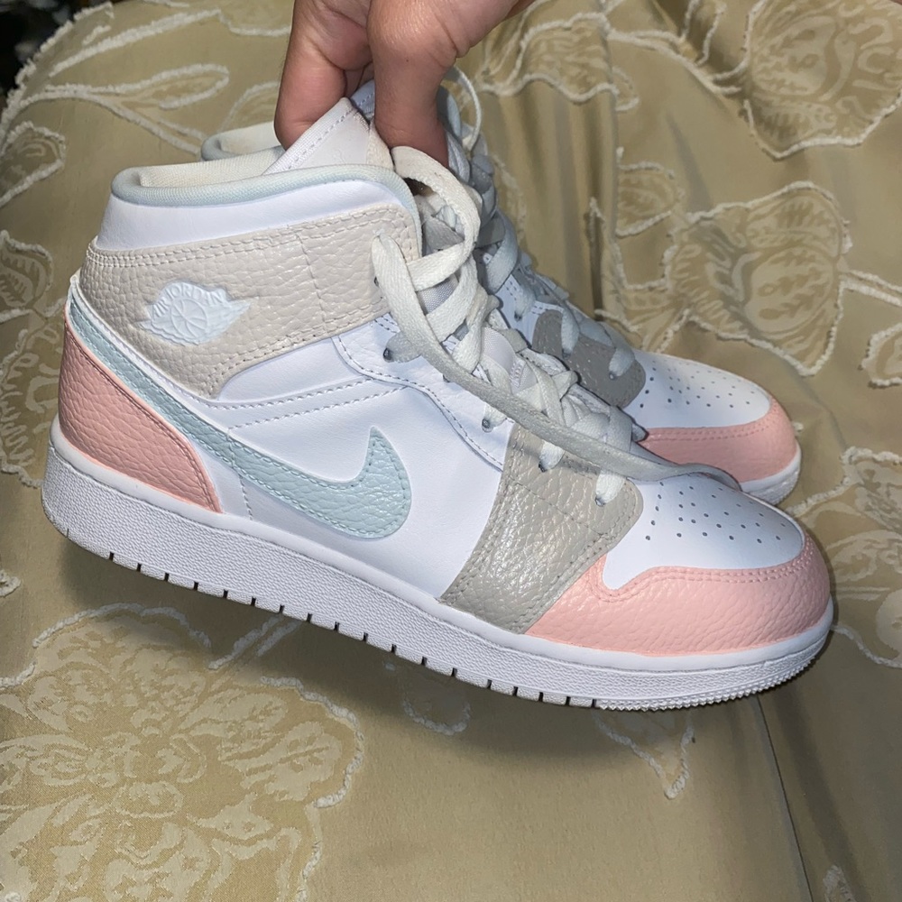 Air Jordan’s 1 size 5.5 in males. 7 in women - Picture 4 of 6